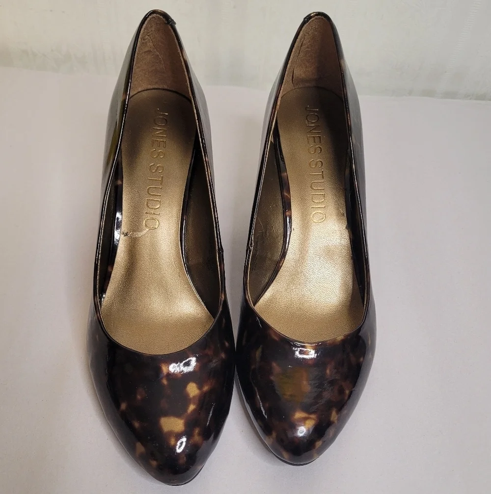 Jones Studio Callie Tortoise Shell Patent Wedges Size 6.5